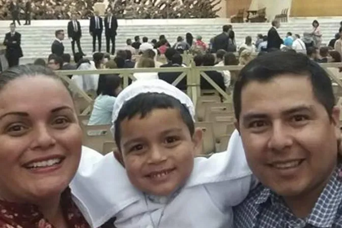 VIDEO: Este “mini papa” cumplió su sueño de saludar a Francisco en el Vaticano