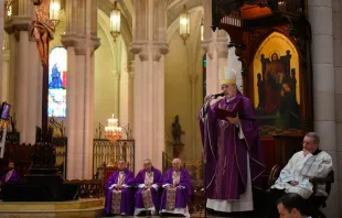 Mons. Carlos Osoro en la Misa por las víctimas del 11M en la Catedral de la Almudena de Madrid. Foto: Arzobispado de Madrid.  