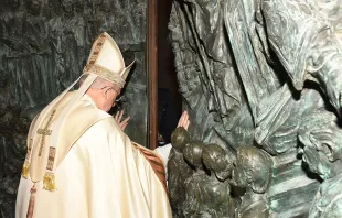 Mons. Carlos Osoro abre la puerta santa de la catedral de la Almudena de Madrid (Espau00f1a). Foto: Archidiu00f3cesis Madrid. 