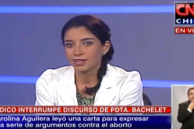 [VIDEO] No practicaría jamás un aborto, dice joven doctora que interrumpió a Presidenta Bachelet