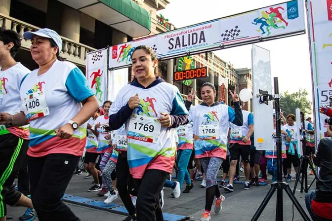 Sacerdotes, religiosos y laicos participan en carrera por las vocaciones