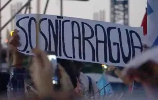 Imagen referencial / Joven sostiene cartel "SOS Nicaragua" durante la JMJ Panamá 2019. Foto: David Ramos / ACI Prensa. 