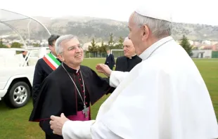 Mons. Michele Castoro recibe al Papa Francisco en San Giovanni Rotondo en marzo de este año. Foto: Vatican Media 