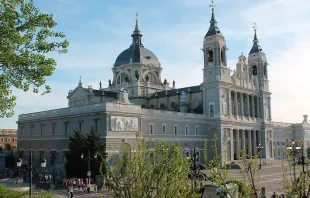 Catedral de Almudena en Madrid / Wikipedia Luis Garcu00eda (CC-BY-SA-3.0) 