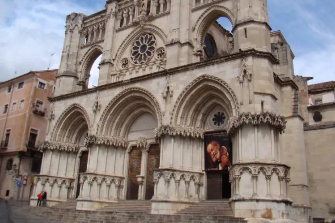 Obispo pide rezar el Rosario en reparación por exhibición obscena frente a Catedral
