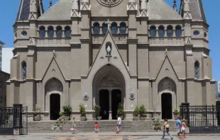 Catedral de los Santos Pedro y Cecilia, Mar del Plata. Cru00e9dito: Ezarate panorama by Wilfredor, (CC0) Wikimedia Commons. 