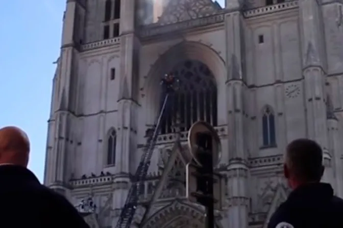 Arrestan a monaguillo que confesó ser el autor del incendio en la Catedral de Nantes