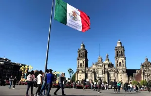 Plaza de la Constitución en Ciudad de México y, al fondo, la Catedral Metropolitana de México. Crédito: David Ramos / ACI Prensa. 