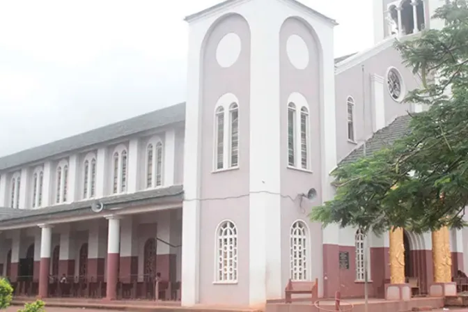 Sacerdote nigeriano pide perdón a obispo por fieles que dañaron catedral