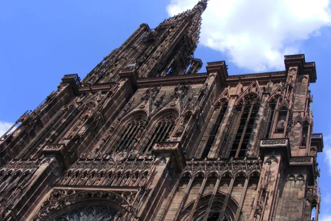 Militante de Femen profana altar de Catedral de Estrasburgo