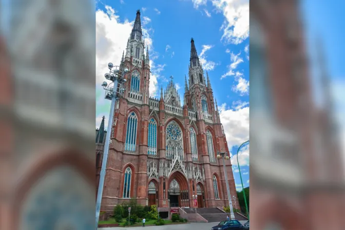 Apoyan a Mons. Aguer tras profanación de la Catedral de La Plata