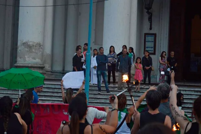 Denuncian ofensas de marcha gay contra niña que había recibido Primera Comunión