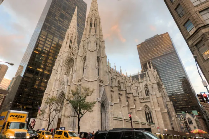 Vandalizan Catedral de San Patricio en Nueva York por muerte de George Floyd