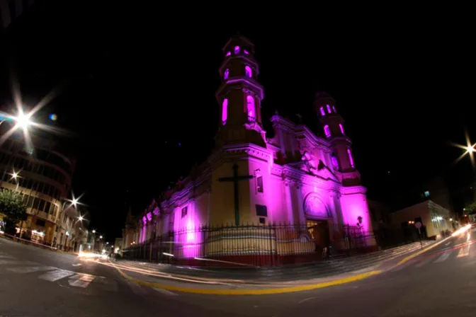 Catedral se ilumina de morado por el mes del Señor de los Milagros 