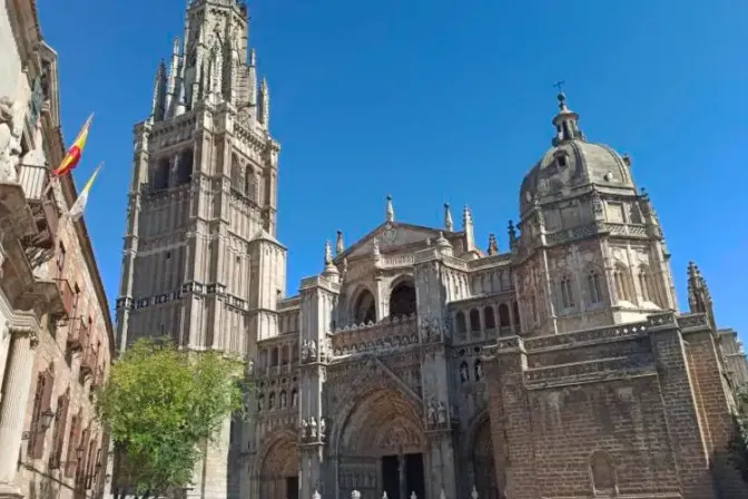 Rezan el Rosario ante Catedral de Toledo como reparación tras polémico video musical