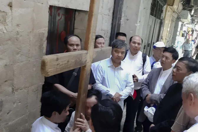 Católicos de China celebran Navidad sin jóvenes en iglesias y bajo control policial