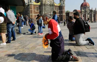 Fieles rezan en la Basílica de Guadalupe en Ciudad de México. Crédito: Shutterstock 