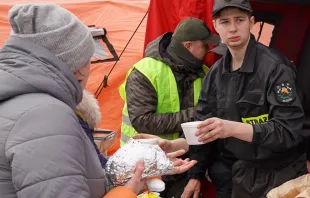 Voluntarios de Cáritas Polonia ayudando a refugiados 