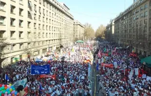 La multitud que se manifestó hoy por la vida en el centro de Santiago de Chile. Foto Elizabeth Bunster 