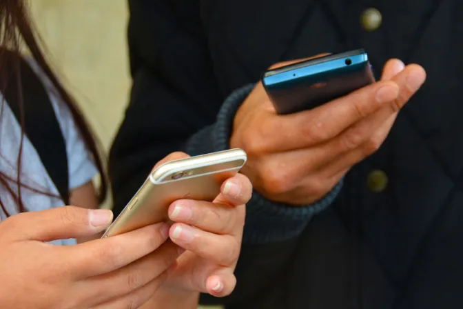 El Papa a jóvenes: Que el celular no sea su única ventana al mundo