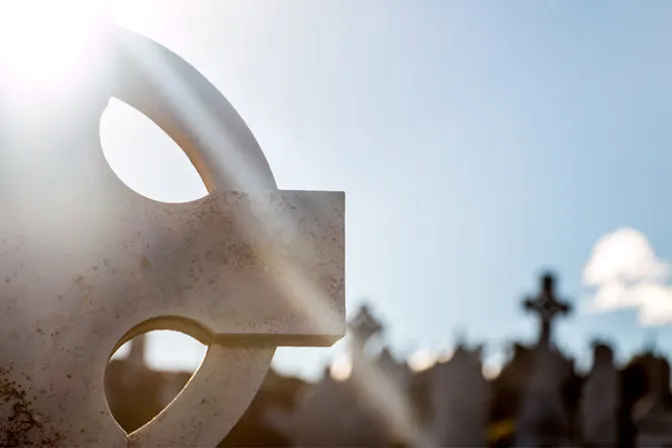 Autoridades indias remueven estatua de Jesús y 14 cruces de cementerio cristiano