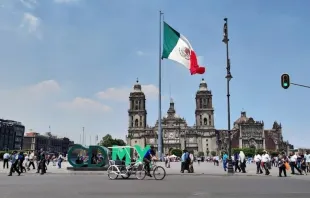 La Catedral Metropolitana de México se alza frente a la Plaza de la Constitución de Ciudad de México, en el centro de la antigua Tenochtitlán. Crédito: David Ramos / ACI Prensa. 