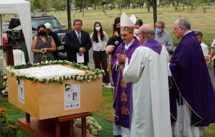 Ceremonia de sepultura de niños no nacidos en Ecuador. Crédito: Movimiento Mariano Fundación Armada Blanca 