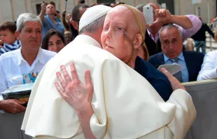 El Papa Francisco con Cheryl Tobin al término de la Audiencia General / Foto: L'Osservatore Romano 