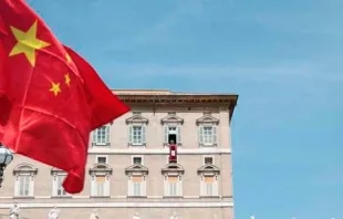 Una bandera china en la Plaza de San Pedro en el Vaticano. Foto: ACI Prensa 