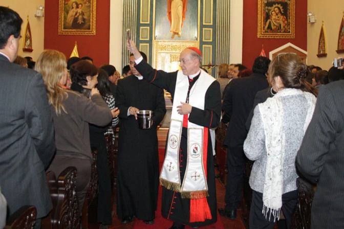 Cardenal Cipriani bendice capilla restaurada del Congreso peruano