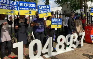 Manifestación de CitizenGO en exteriores de Cumbre de Nairobi. 