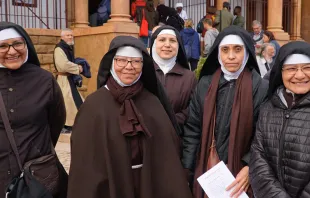 Las cinco religiosas clarisas del convento de Nuestras Seu00f1ora de Guadalupe en Casablanca tras el encuentro con el Papa Francisco en la catedral de Rabat (Marruecos). Foto: Blanca Ruiz.  