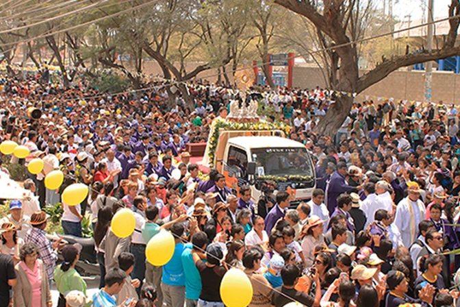 Multitudinaria clausura de Congreso Nacional Eucarístico y Mariano en Perú