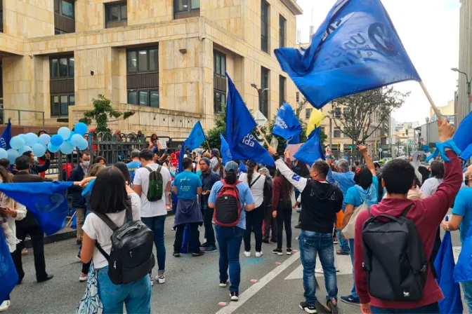 Cientos asisten a plantón ante Corte Constitucional para evitar liberalización del aborto