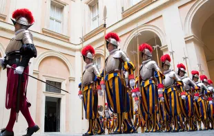 Ceremonia de juramento de la Guardia Suiza en el Vaticano el 6 de mayo de 2018 / Crédito: Marina Testino - ACI Prensa 