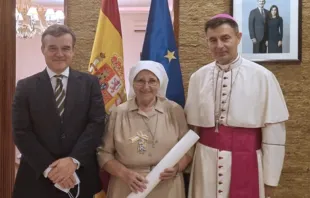 La religiosa comboniana Maru00eda Concepciu00f3n Lu00f3pez (centro) recibiendo la medalla de la Orden de Isabel la Catu00f3lica. Cru00e9dito: OMP 