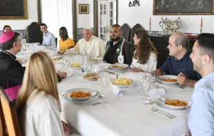 El Papa Francisco comparte el almuerzo con varios jóvenes en Lisboa. Crédito: Vatican Media 