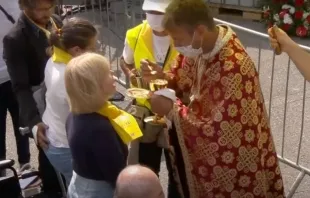 Comunión en la Divina Liturgia presidida por el Papa Francisco este 14 de septiembre en Eslovaquia. Crédito: Captura de video / Vatican Media. 