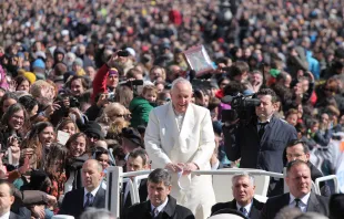 El Papa Francisco en la Plaza de San Pedro durante el encuentro con Comunión y Liberación esta mañana en Roma. Foto Petrik Bohumil / ACI Prensa 