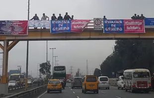 Carteles de #ConMisHijosNoTeMetas en un puente de Lima. Foto: Liliana Montes / ACI Prensa. 