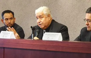 P. David Jasso, Mons. Rogelio Cabrera y Mons. Alfonso Miranda en conferencia de prensa de la Conferencia del Episcopado Mexicano este 6 de noviembre. Crédito: David Ramos / ACI. 