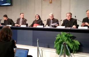 La conferencia de prensa de hoy sobre el Sínodo de la Familia. Foto Walter Sánchez Silva / ACI Prensa 