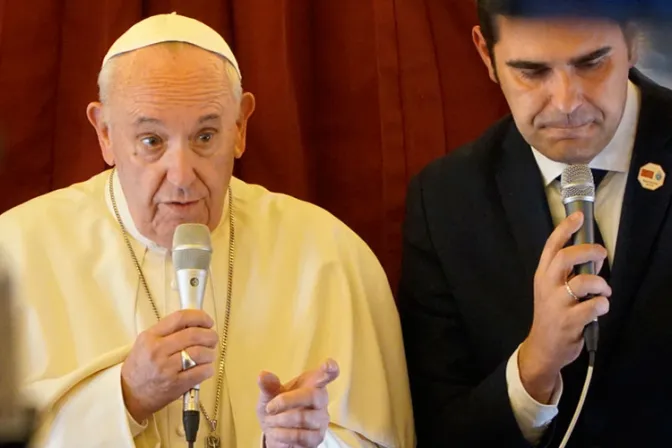 Rueda de prensa del Papa Francisco en el vuelo de regreso desde Marruecos