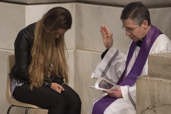 Proyecto de ley obligaría a sacerdotes a violar secreto de confesión en Estados Unidos
