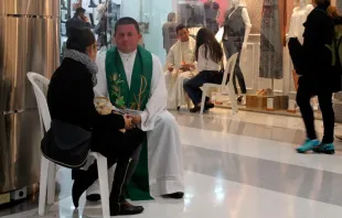 Confesión en Centro Comercial Bogotá / Foto: Conferencia Episcopal de Colombia 