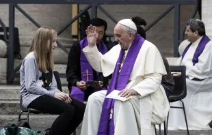 El Papa Francisco confiesa a una joven en la Plaza de San Pedro. Foto: Vatican Media null