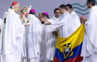 Bendicen bandera de Ecuador, donde tendru00e1 lugar el pru00f3ximo Congreso Eucaru00edstico Internacional. Foto: Daniel Ibu00e1u00f1ez / ACI Prensa.  