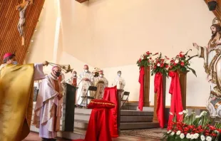Mons. José Rafael Quirós inciensa imagen del Sagrado Corazón de Jesús en el Santuario Nacional Templo Votivo. Crédito: Danny Solano Gómez / Eco Católico. 
