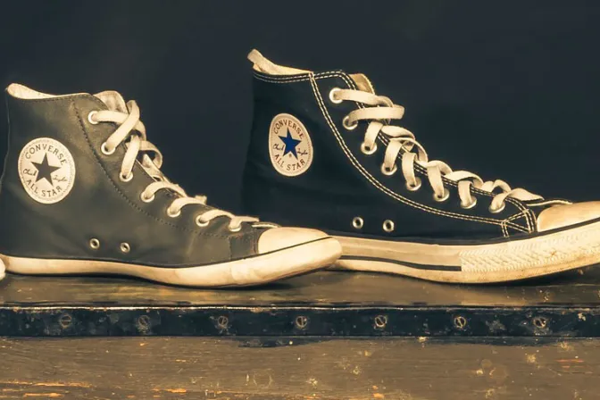 Ola de críticas a Converse por nuevas tenis con símbolos satánicos