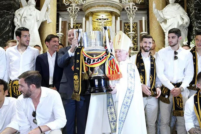 Valencia CF ofrece trofeo de la Copa del Rey a la Virgen de los Desamparados